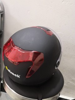 贴心的电动车头盔安全防护帽