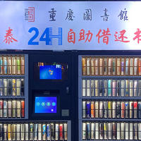 重庆黄桷坪的二手书店，80、90年代风格，老板还是追星族