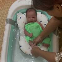 小宝宝回家的第一次洗澡，太可爱了！