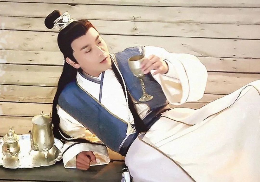 《山河令》里的cp有多好嗑我不知道,但是酒和武侠是真的很搭