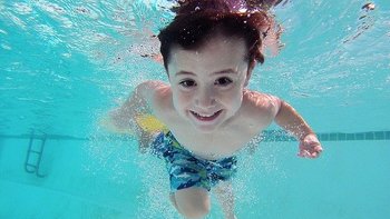 关于娃学游泳的各种问题，我请来了有7年儿童教学经验的世界冠军回答你