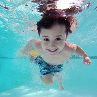 关于娃学游泳的各种问题，我请来了有7年儿童教学经验的世界冠军回答你