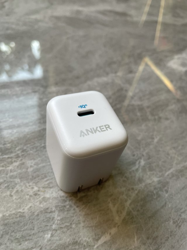 安克新款折叠PD20W充电器