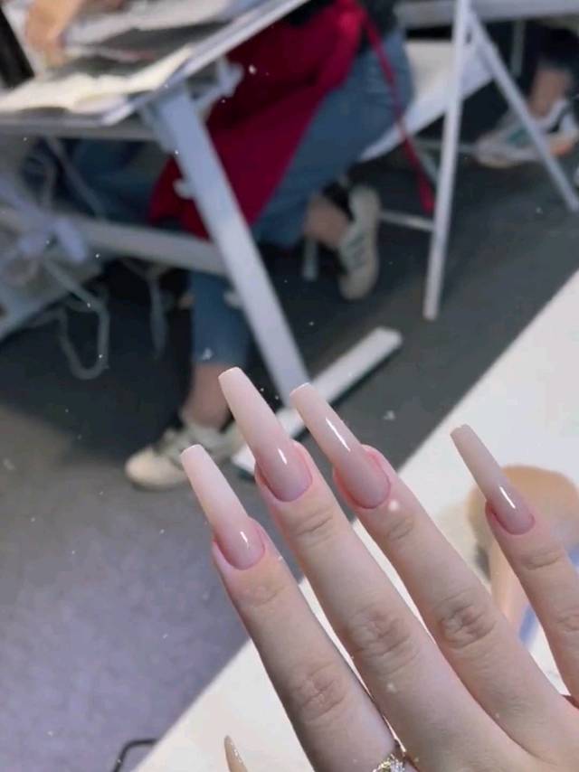 这样的美甲哪个女孩子能拒绝？太美了！