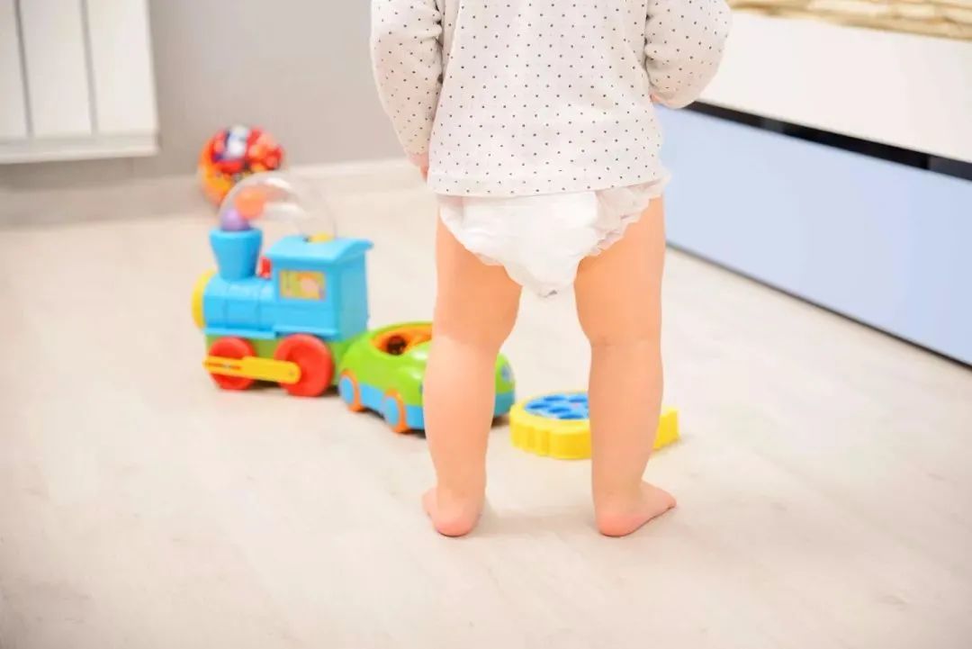 宝宝腿不直跟不绑腿,穿纸尿裤有关系吗?真正的原因是什么?