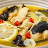 低脂开胃的酸汤鱼，做法简单几分钟就能煮一锅，拌米饭吃真过瘾！