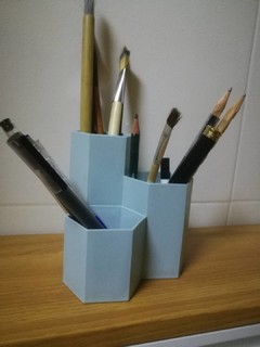 立方体的笔筒。