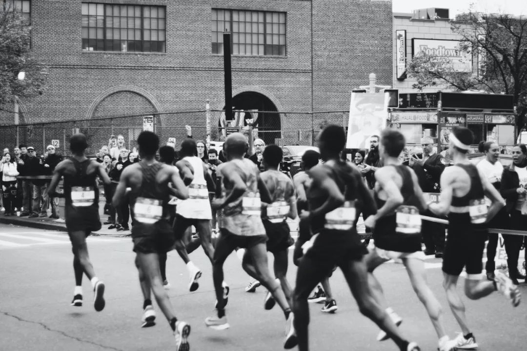 那些能跑42公里马拉松的人，身体都经历了什么变化？