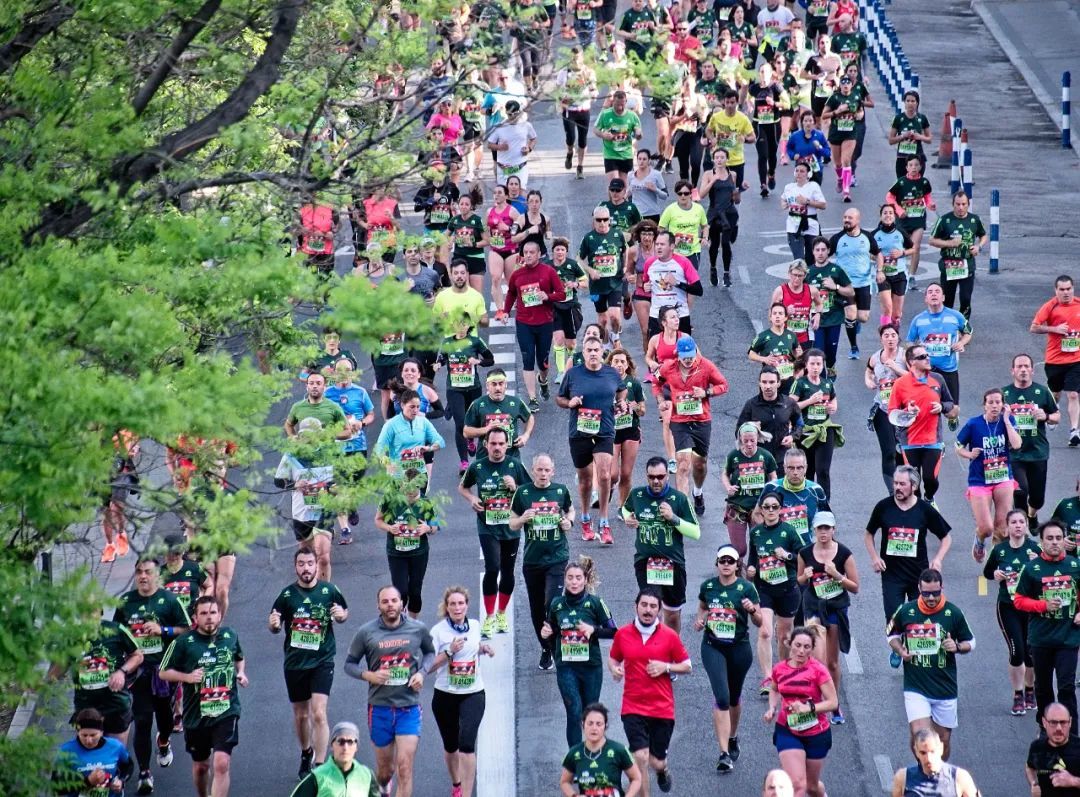 那些能跑42公里马拉松的人，身体都经历了什么变化？