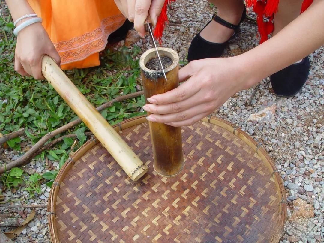 傣族竹筒茶的制作过程图片