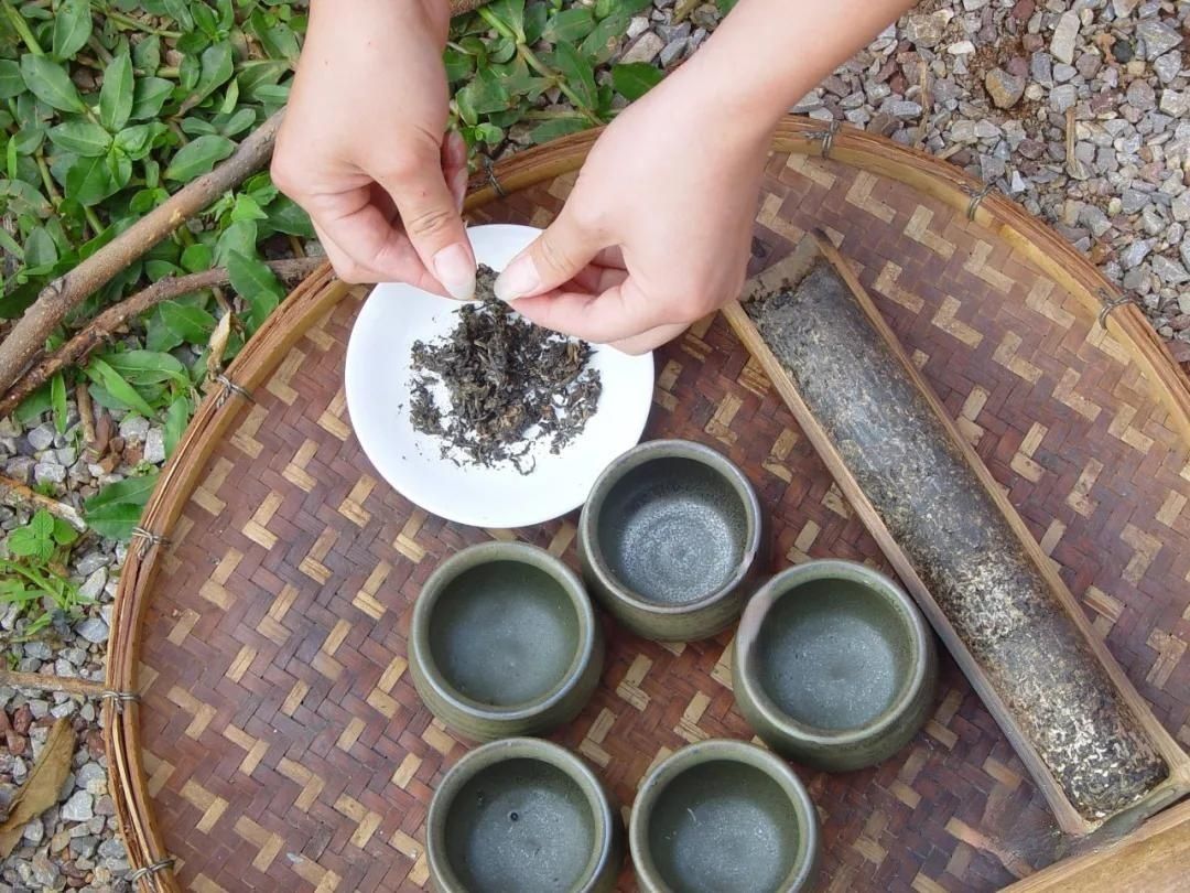 傣族竹筒茶的制作过程图片