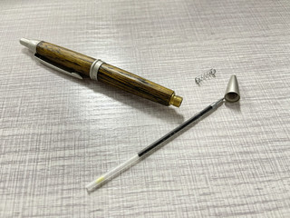 能盘出包浆的独一无二，三菱百年橡木圆珠笔