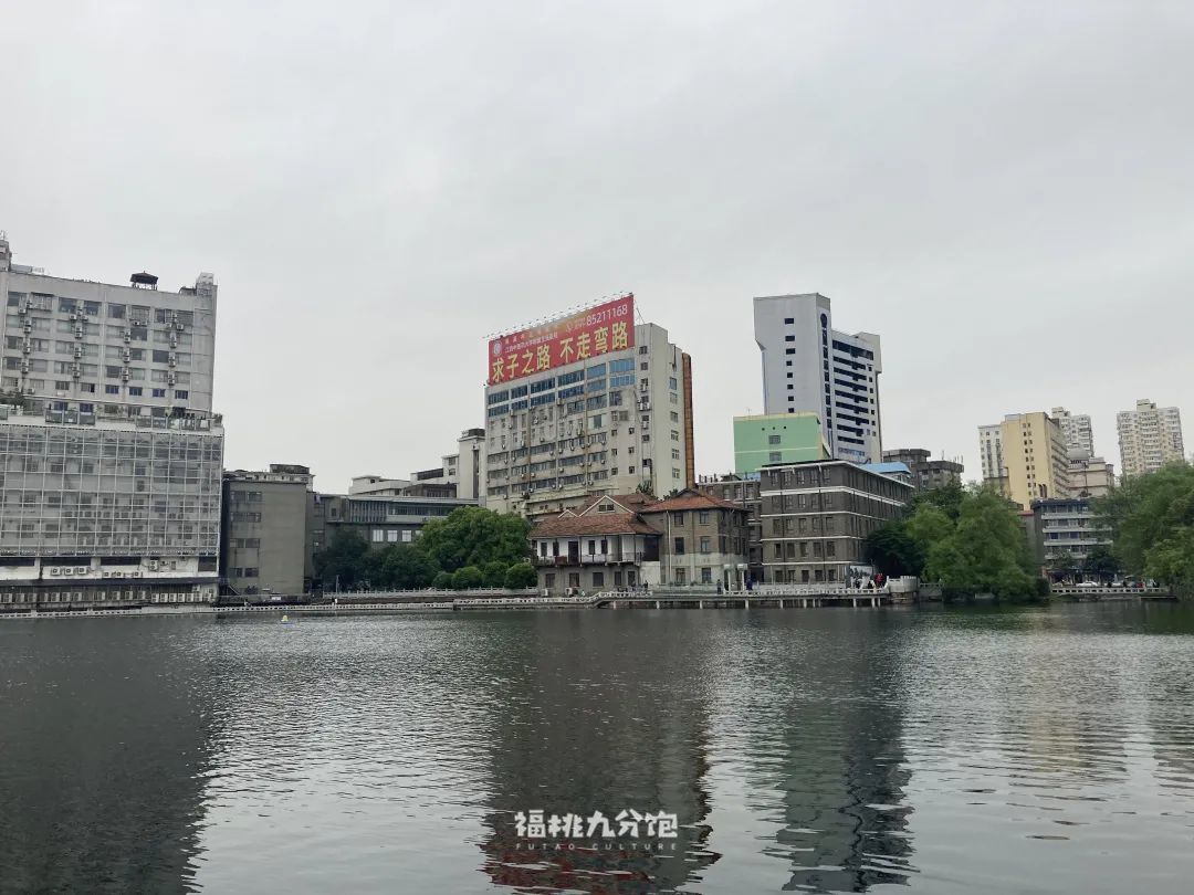 南昌好吃的太多了！去吃拌粉猪血汤炒蟹脚炒蚌壳八宝脚板！