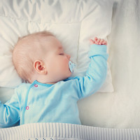 宝宝什么时候该用枕头？定型枕有没有用？头型该怎么睡？
