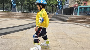 儿童轮滑鞋竞滑体验：小小少年，自信滑行