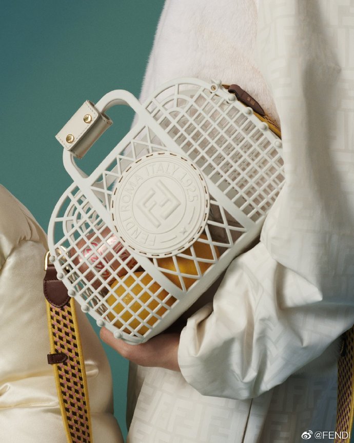 芬迪推出由回收塑料制成的手提包"BASKET"，就问你眼熟不眼熟？
