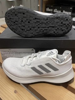 Adidas慢跑鞋