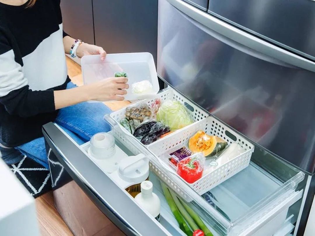 犟！日本主妇连冰箱收纳也有大绝招，教科书级的整理技巧，老妈给的食物储备终于放得下