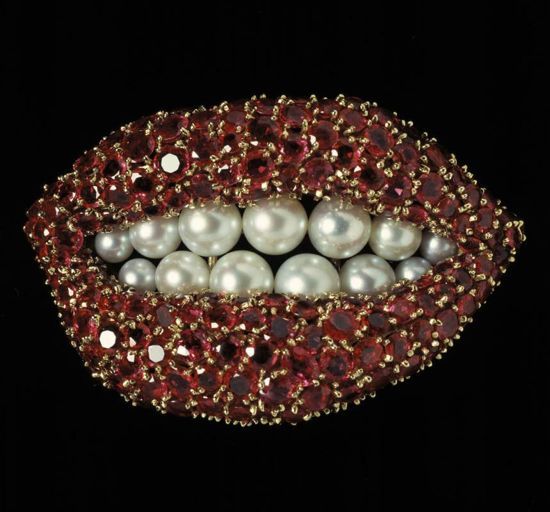 创作时间：1949    作品名称：Ruby Lips    材质：18K黄金，红宝石和珍珠