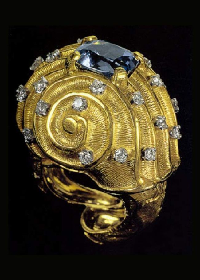 创作时间：1949  作品名称：Slow Ring    材质：18K黄金，钻石和天然蓝宝石