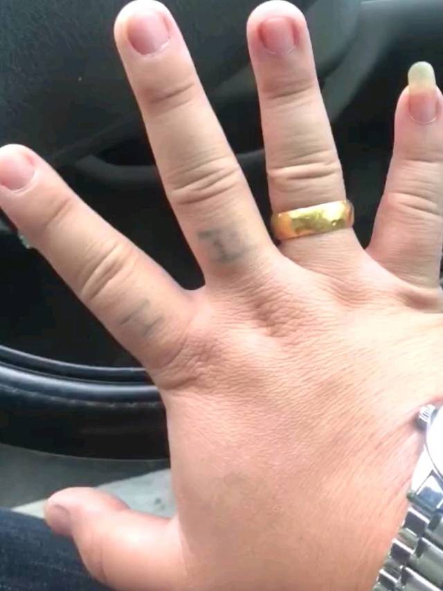 戒指好看 就是手有点粗  戒指好看就行