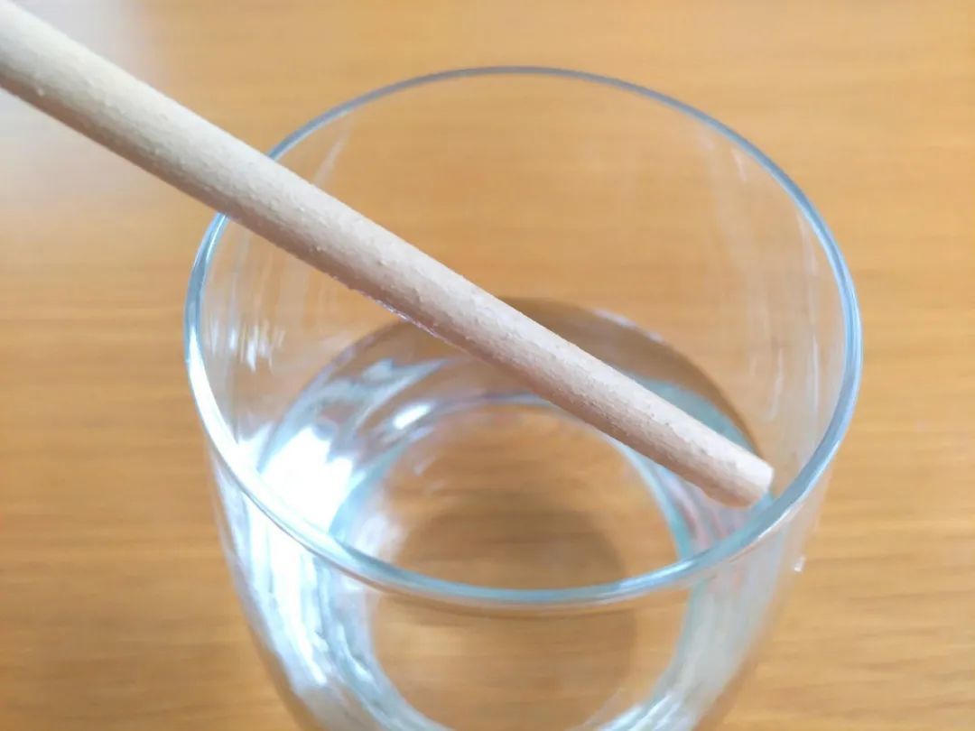 纸吸管引世界级天怒人怨日本学生发明草吸管获百万点赞吸水不软还能做