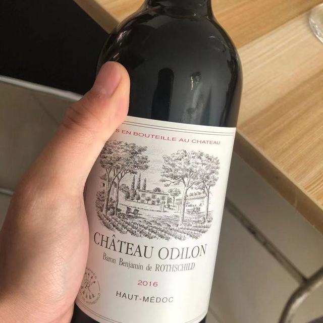 朋友送的红酒，京东卖300多，不知道值不值，拉菲遨迪诺！