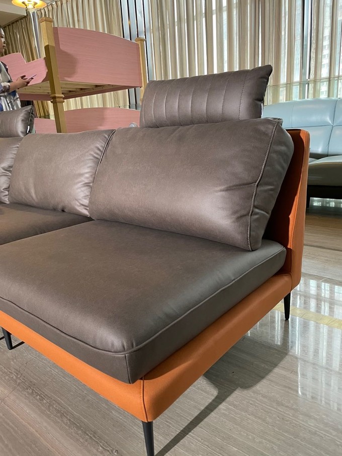 左右新品科技布沙发，自带装饰效果，还有会移动的头枕！