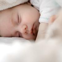 新生儿睡整觉，家长引导很关键，宝妈要掌握方法