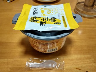 紫山到饭点自热米饭，香菇酥肉。