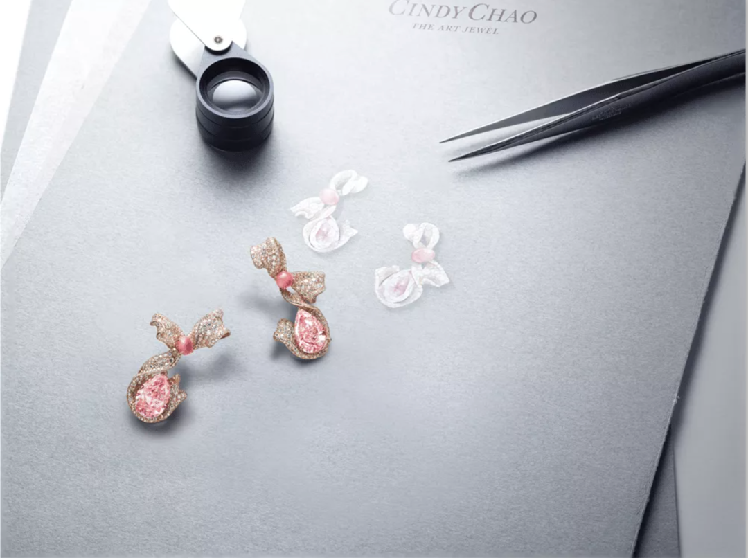 粉钻缎带耳环，每个耳环皆镶嵌重逾5克拉的粉钻，搭配粉色孔克珠（Conch Pearls，即海螺珠）。