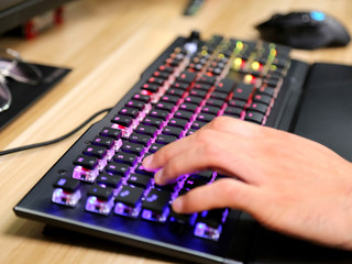 带RGB灯效的机械键盘