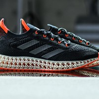 adidas发布全新4DFWD跑鞋，推进力提升 300%，缓冲性能增加 20%