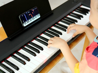 给孩子当玩具也不错的电钢琴