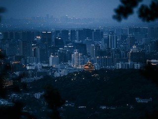 长焦拍摄的杭州夜景