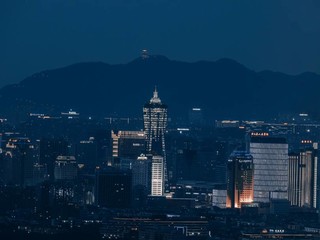 长焦拍摄的杭州夜景