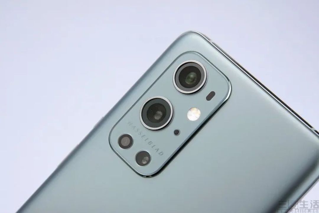 pro一样舍弃了一加方面坚持多年的居中垂直摄像头布局