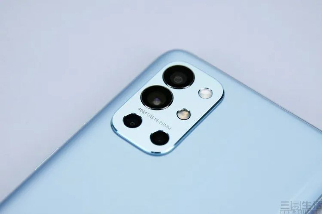 pro一样舍弃了一加方面坚持多年的居中垂直摄像头布局