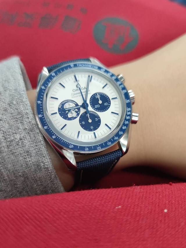 一只坐上飞船的狗狗