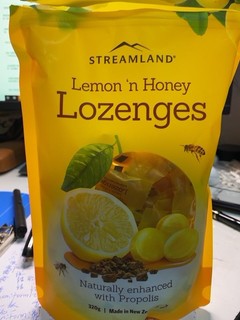 蜂胶和柠檬结合的清新润喉糖，