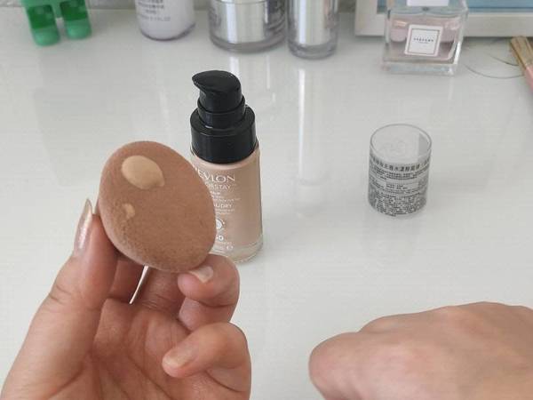 露华浓持妆无暇水漾粉底液