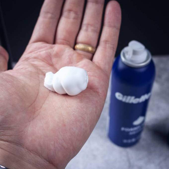 剃须泡你的手动剃须刀更好的伙伴