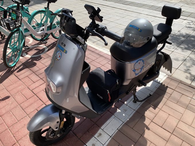 雅迪冠能版de3颜值和续航都在线