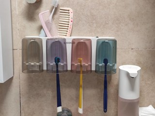 四口之家的的牙刷架