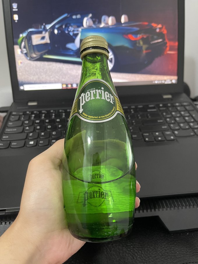 巴黎水起泡饮用水