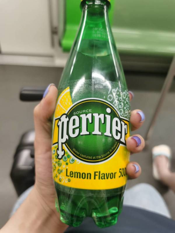 perrier 巴黎水 天然气泡矿泉水(柠檬味) 500ml*24瓶