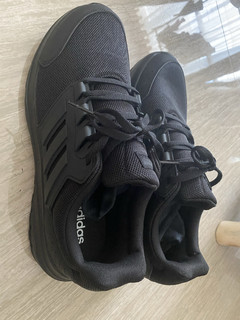 Adidas阿迪达斯黑武士跑步鞋