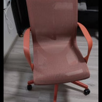 红色的椅子，为理想书房增添一份色彩