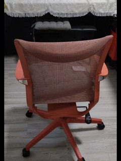 红色的椅子，为理想书房增添一份色彩