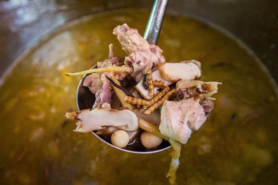 西藏这锅汤被称为“汤中至尊”，价值4千元，小伙喝了半碗就流鼻血